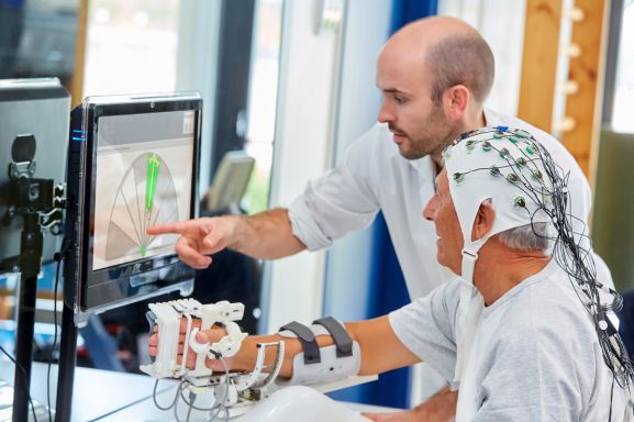TECNALIA has received a European award for an innovative system that connects the brain, the muscles and movement in paralysed patients